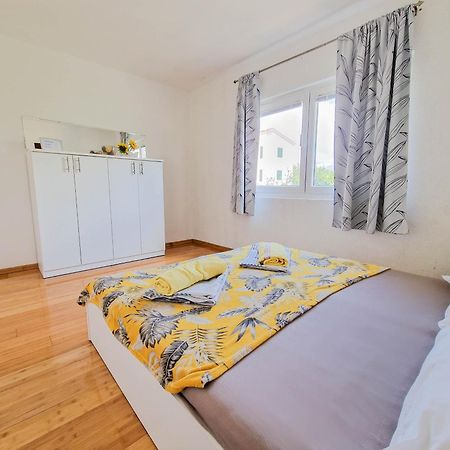 Flip - Flop Apartment Novalja Bagian luar foto