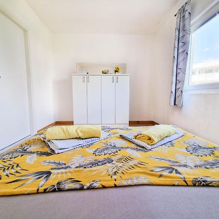 Flip - Flop Apartment Novalja Bagian luar foto