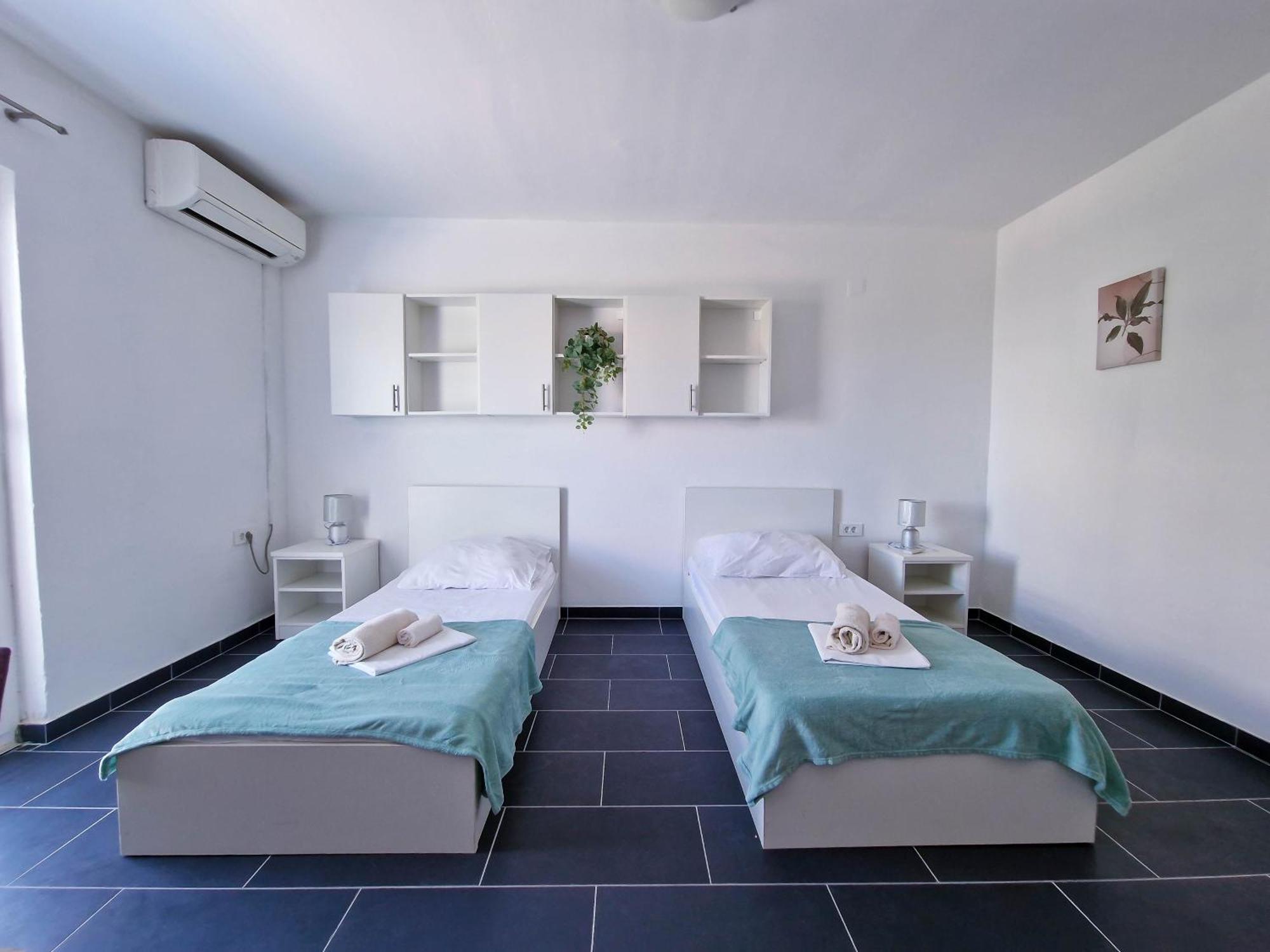 Flip - Flop Apartment Novalja Bagian luar foto