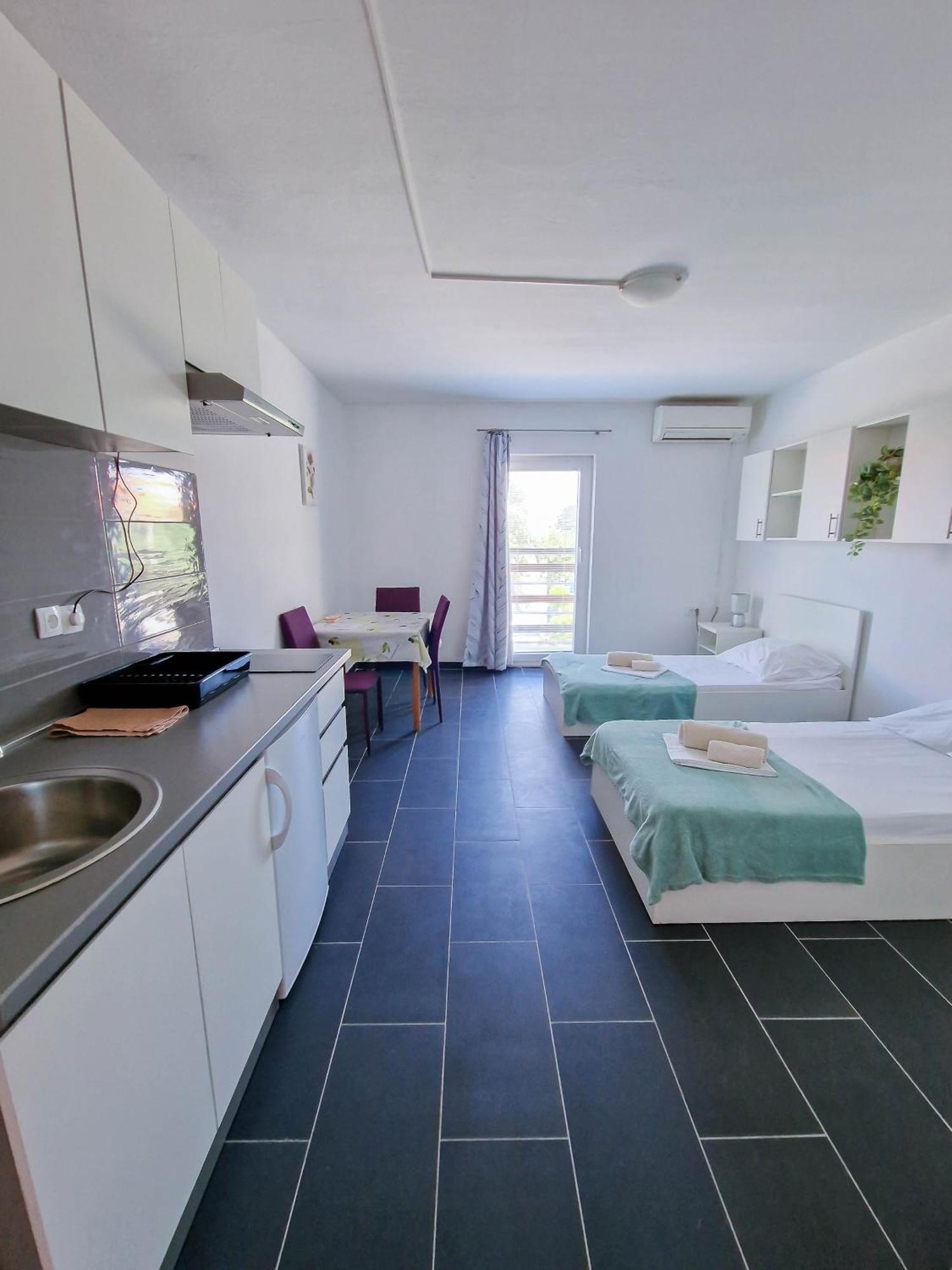 Flip - Flop Apartment Novalja Bagian luar foto